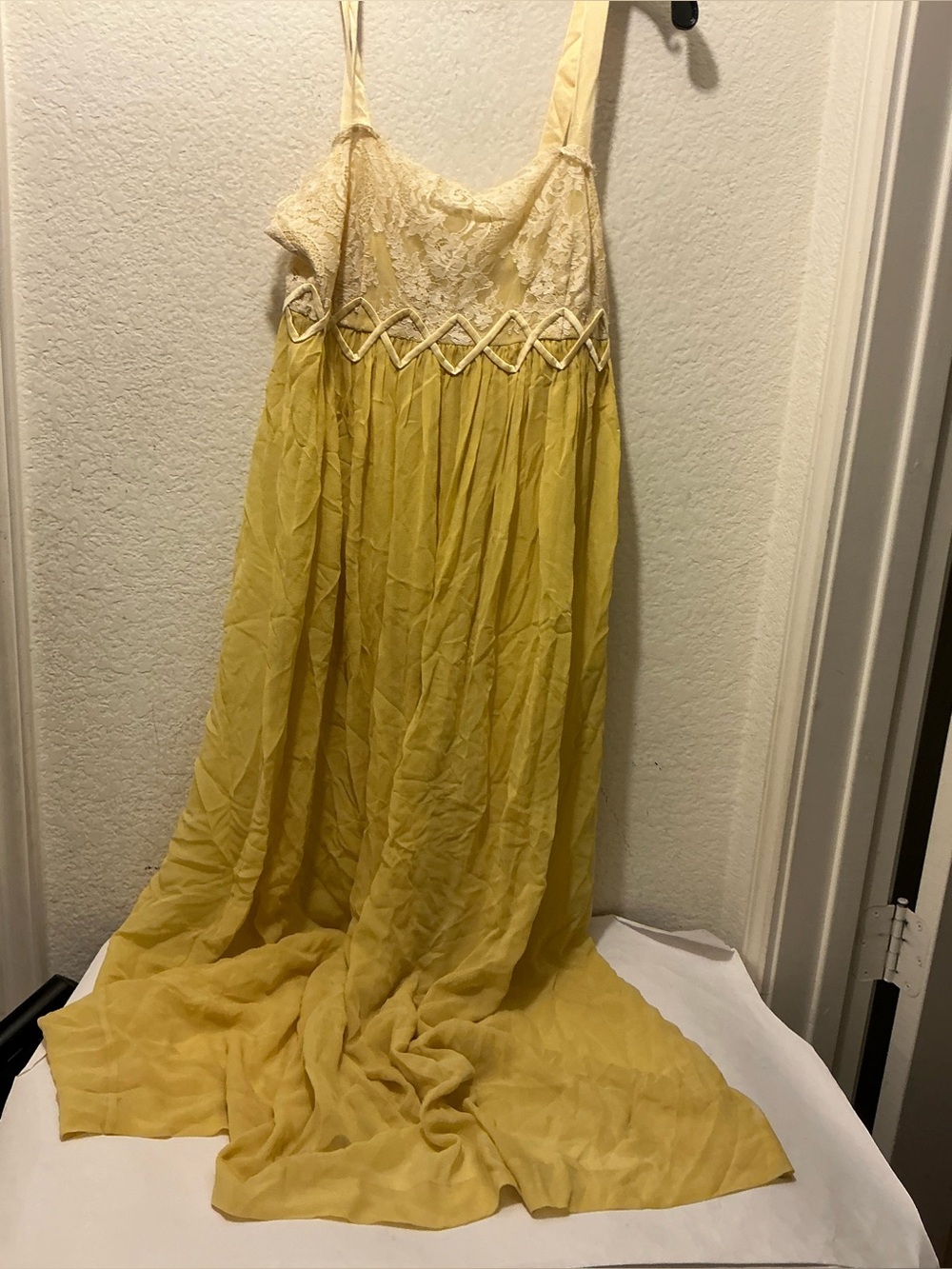 Doen Yellow Lace Bodice Flowing ' Dress